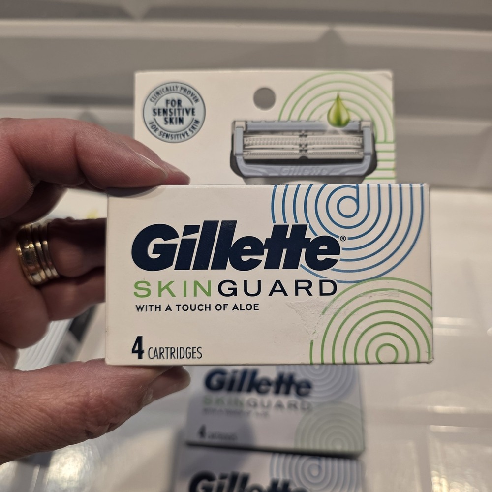 Gillette SkinGuard Razor For Sensitive Skin 1 Razor/ 18 Cartridges Included NEW - Picture 4 of 5